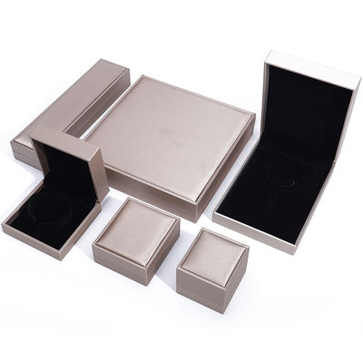شراء مربع حبوب الجلد المزخرفة الصندوق الجلد المزخرفة الأنيقة مفرشاة حزمة مجوهرات OEM online manufacture