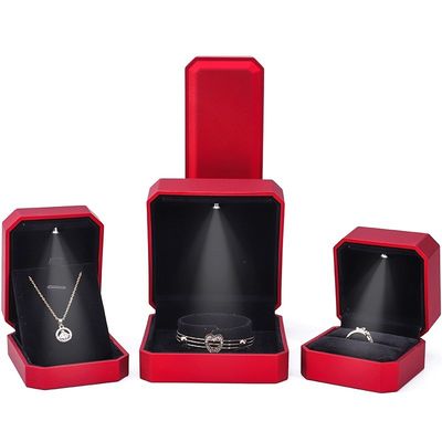 شراء علبة عرض مجوهرات فاخرة مع ضوء LED وشعار مخصص طلاء أحمر 10 * 10 * 5 سم online manufacture