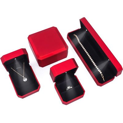 علبة عرض مجوهرات فاخرة مع ضوء LED وشعار مخصص طلاء أحمر 10 * 10 * 5 سم