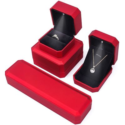 علبة عرض مجوهرات فاخرة مع ضوء LED وشعار مخصص طلاء أحمر 10 * 10 * 5 سم