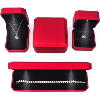 علبة عرض مجوهرات فاخرة مع ضوء LED وشعار مخصص طلاء أحمر 10 * 10 * 5 سم