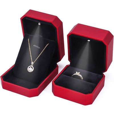 علبة عرض مجوهرات فاخرة مع ضوء LED وشعار مخصص طلاء أحمر 10 * 10 * 5 سم