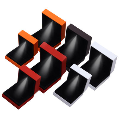 شراء 9*9*3.5 سم صندوق مجوهرات منظم مع شعار خبز ملون أسود حافة LED حلقة مربع online manufacture