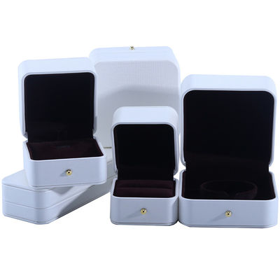 شراء علبة التعبئة البيضاء من الجلد لبيع أقراط حلقات الزفاف 9.5*9.5*6cm online manufacture
