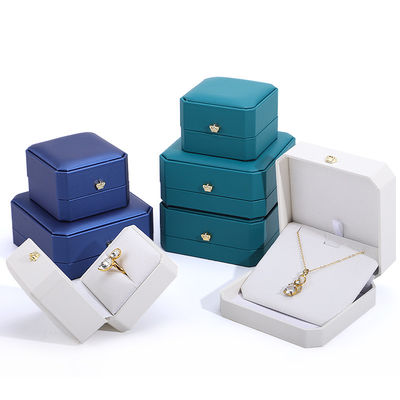 صندوق المجوهرات الجلدية من نوع Hanhong Crown Shape Cyan PU مثالي للأساور والخواتم