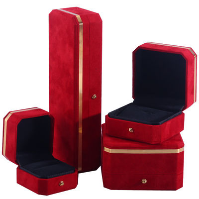 صندوق مجوهرات OEM ODM مصنوع يدويا شعار مخصص صندوق مجوهرات مخملية حمراء مع حافة ذهبية