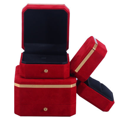 صندوق مجوهرات OEM ODM مصنوع يدويا شعار مخصص صندوق مجوهرات مخملية حمراء مع حافة ذهبية