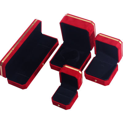 صندوق مجوهرات OEM ODM مصنوع يدويا شعار مخصص صندوق مجوهرات مخملية حمراء مع حافة ذهبية