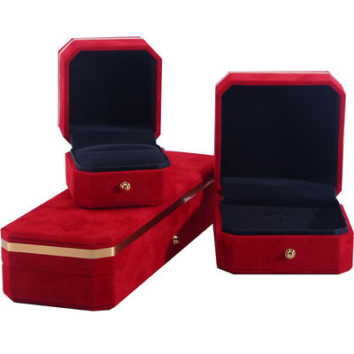 صندوق مجوهرات OEM ODM مصنوع يدويا شعار مخصص صندوق مجوهرات مخملية حمراء مع حافة ذهبية