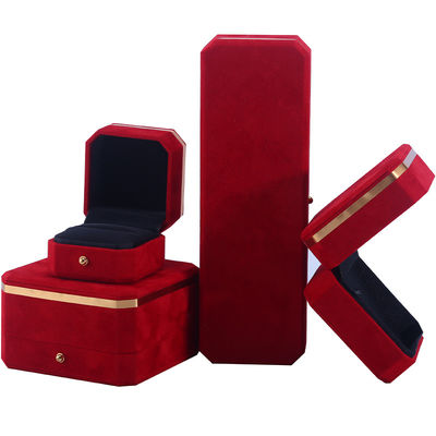 صندوق مجوهرات OEM ODM مصنوع يدويا شعار مخصص صندوق مجوهرات مخملية حمراء مع حافة ذهبية