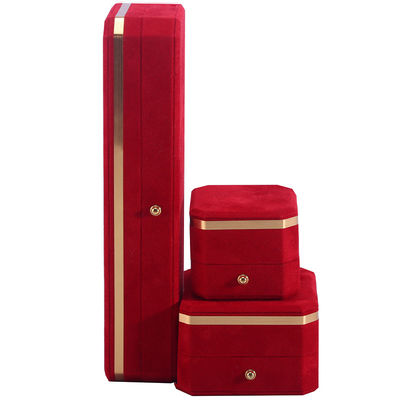 صندوق مجوهرات OEM ODM مصنوع يدويا شعار مخصص صندوق مجوهرات مخملية حمراء مع حافة ذهبية