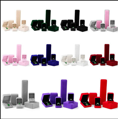 صندوق مجوهرات أسود مربع مخملي لحلقات الزفاف