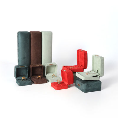 صندوق مجوهرات مخملي ثمانية الأطراف قابلة للتخصيص صندوق مجوهرات مع رقعة ذهبية