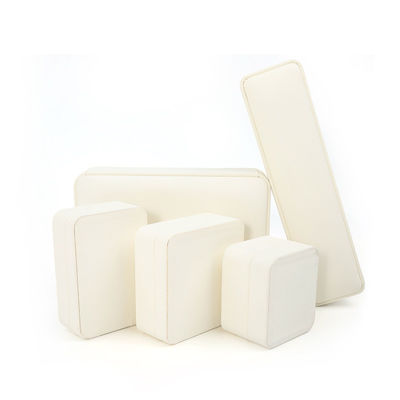 OEM ODM مصنوع يدويا مربع جلد أبيض صندوق المجوهرات للقلادة سوار الأقراط حلقة التعبئة والتغليف