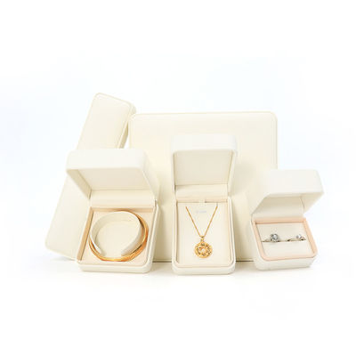 OEM ODM مصنوع يدويا مربع جلد أبيض صندوق المجوهرات للقلادة سوار الأقراط حلقة التعبئة والتغليف
