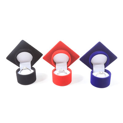 صندوق مجوهرات مخملي فاخر على شكل قبعة تخرج مخصص للهدايا في العطلات